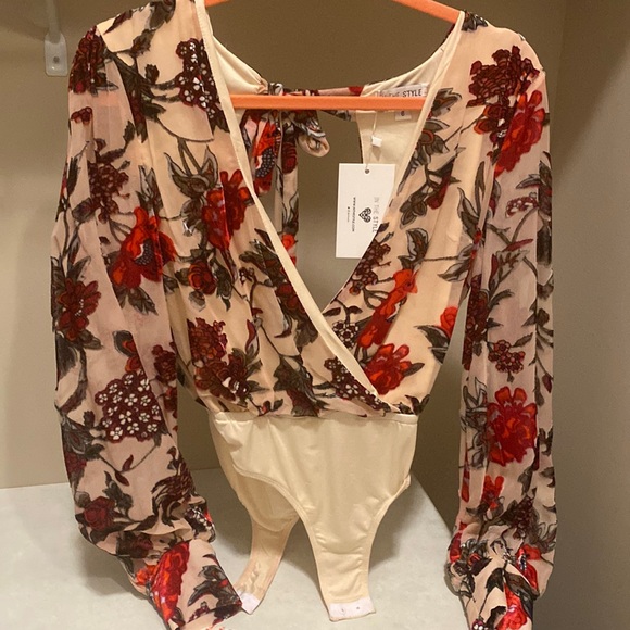 In The Style, new with tags, tan bodysuit with rose design. Open back - Picture 1 of 3